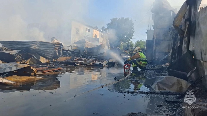 В Кронштадте ликвидировали пожар в эллингах