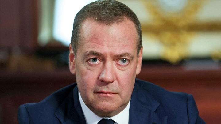 Медведев заявил, что Россия сохраняет мощь несмотря на попытки изоляции