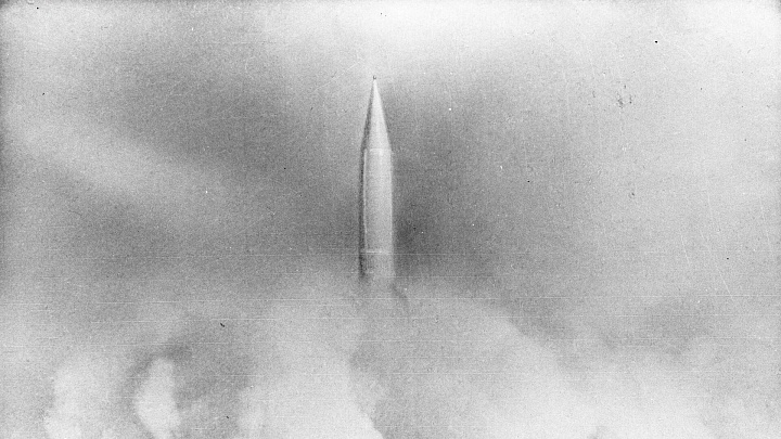 Первые ракеты появились на Руси еще до Петра I, рассказал историк