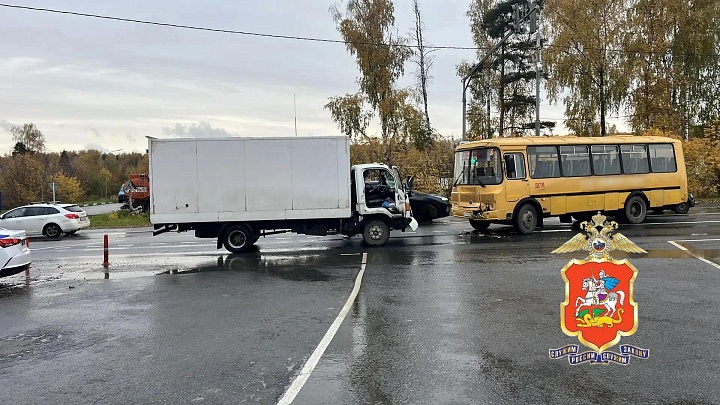 В Подмосковье произошла авария с участием грузовика и автобуса, в котором находились дети